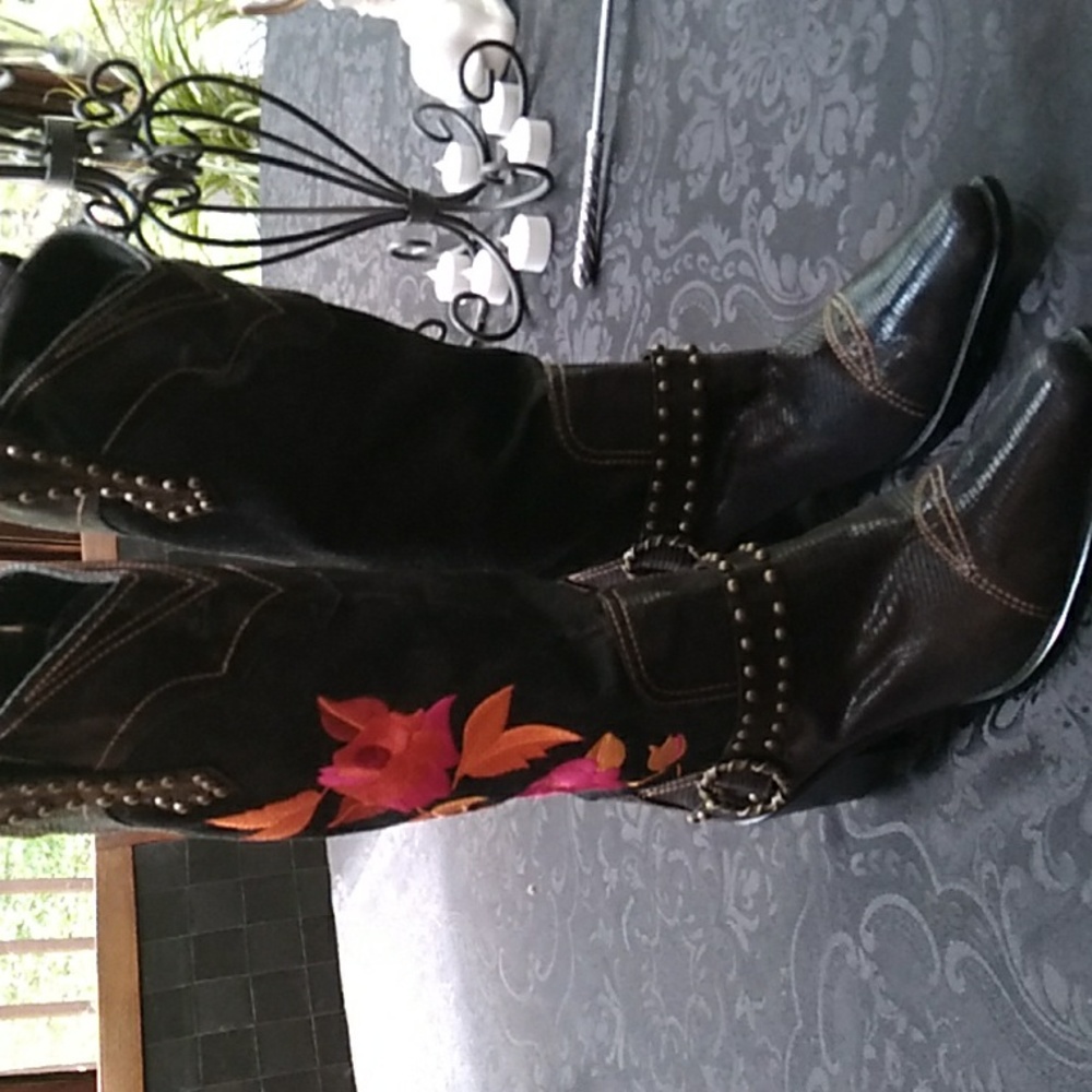 Dakota Womens Western Boots with Floral Design..like new. Size 8W